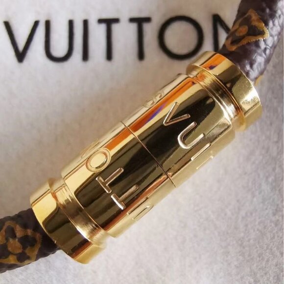 Perfect for any look, wear it alone or with a bracelet - Picture 5 of 5